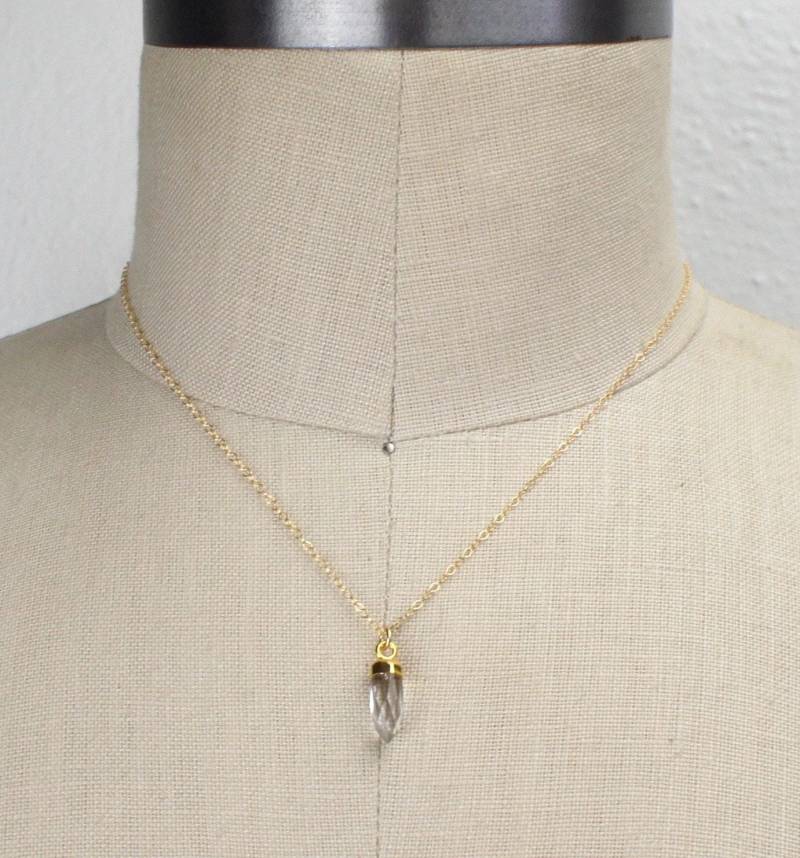 Kleiner Bergkristall Spike Anhänger Kurze Goldkette, Galvanisiertes 14K Gold, Goldkette, 16 Zoll, Schlichte Handgemachte Halskette 450303 von TheLionsDenStudio