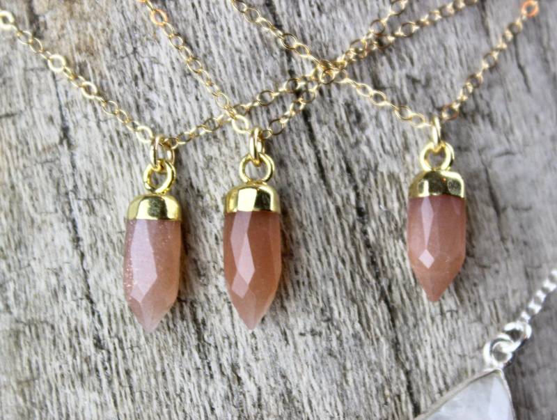 Kleiner Rosa Mondstein Spike Anhänger, Handgemachte Kurze Goldkette 450506 von TheLionsDenStudio