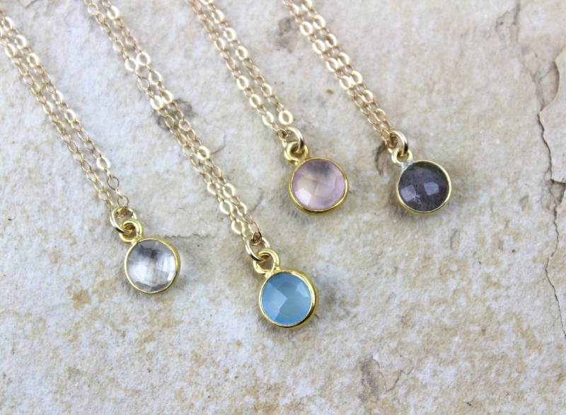 Kleiner Runder Kristall Anhänger, Handgemachte Kurze Goldkette, 6mm Quarz, Blauer Chalcedon, Rosa Oder Labradorit von TheLionsDenStudio