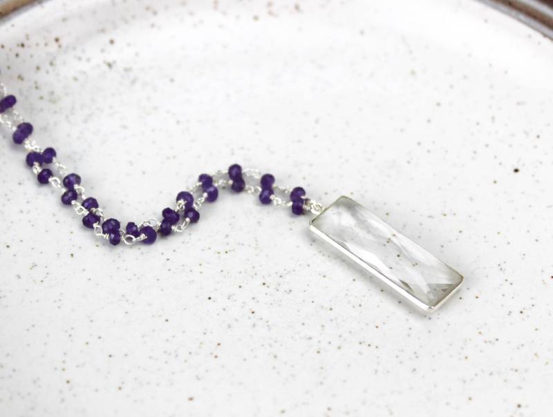 Kristall Quarz Bar Anhänger Mit Amethyst Perlen Kette, Handgemachte Silber Halskette 450424 von TheLionsDenStudio
