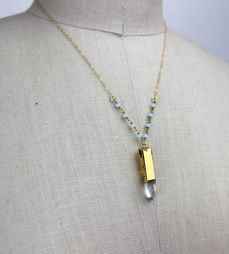 Kristall-Quarz-Bleistift-Punkt-Anhänger, Handgemachte Lange Goldkette Mit Blauen Chalcedon-Perlen-Kette 450439 von TheLionsDenStudio