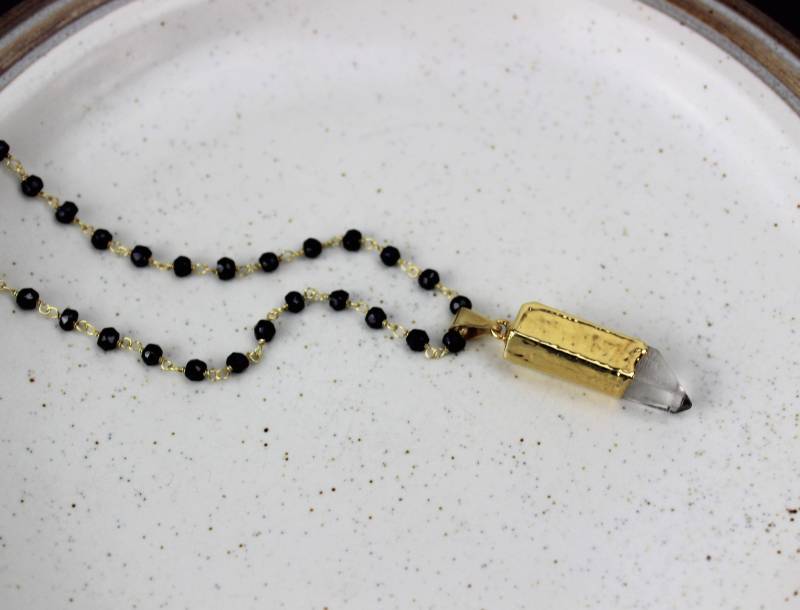 Kristall-Quarz-Bleistift-Punkt-Anhänger, Lange Gold Handgemachte Halskette Mit Schwarzen Spinell Perlen Kette 450426 von TheLionsDenStudio