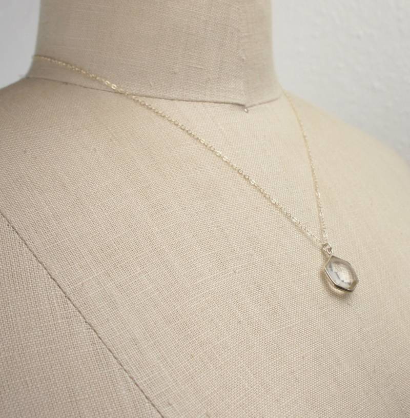 Kristall Quarz Sechseck Anhänger Halskette, Sterling Silber Lünette, Kurze 16 Zoll Kette Handgefertigt Klar 450339 von TheLionsDenStudio