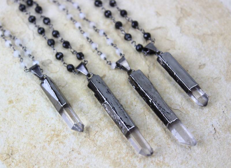 Kristallquarz Bleistift Punkt Anhänger, Handgefertigt Oxidiertem Silbernen Kette Mit Schwarzen Spinell Oder Mondstein Perlen von TheLionsDenStudio