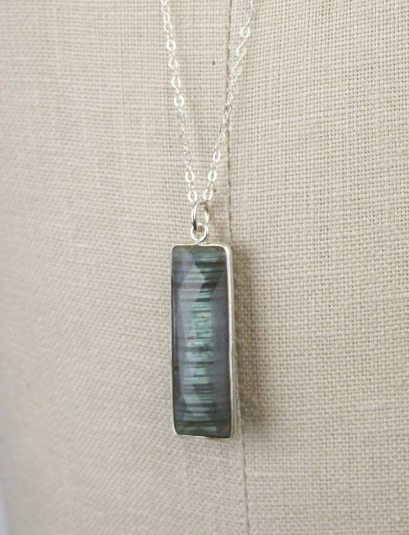 Labradorit Bar Anhänger, Handgemachte 30 Lange Silberne Halskette 450590 von TheLionsDenStudio