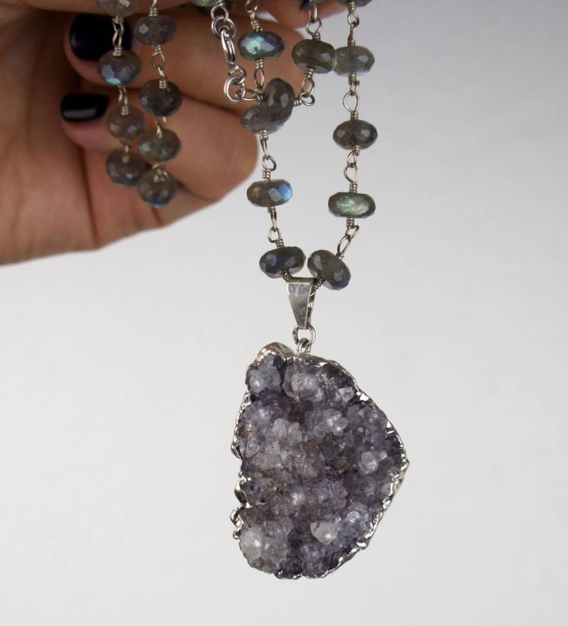 Licht Grau Lila Druzy Anhänger Halskette, Galvanisch Silber, 30-Zoll-Labradorit-Perlen-Kette, Handgemachte Statement-Kette Ooak 450141 von TheLionsDenStudio