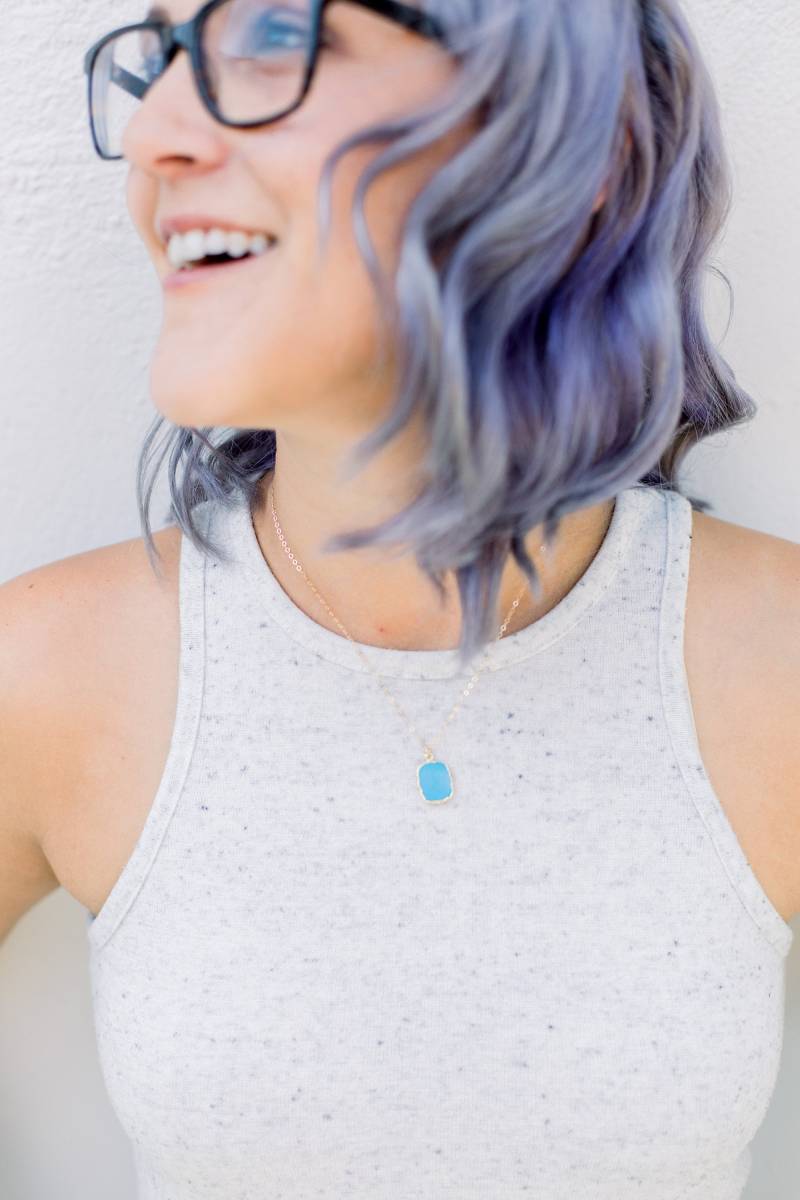 Poliert Flach Türkis Charm Anhänger, Handgefertigt, 16-Zoll-Kurze Gold Halskette 450561 von TheLionsDenStudio