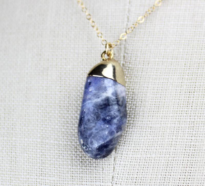 Sodalithanhänger Getrommelt, Handgemachte 16 Zoll Gold Halskette 450357 von TheLionsDenStudio
