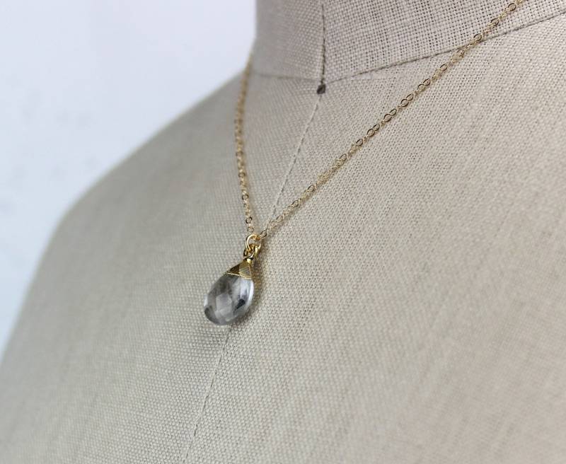 Teardrop Kristall-Quarz Briolette Anhänger, Kleine Goldene Halskette Mit 14K Gold, 16-Zoll-Kette Kristall 450336 Galvani von TheLionsDenStudio