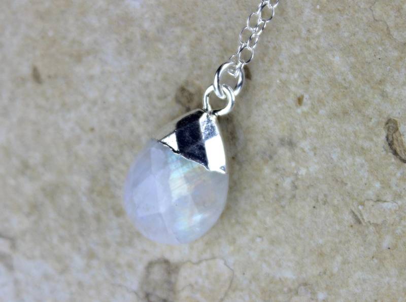 Teardrop Mondstein Briolette Anhänger, Kurze Silber Kette, 16-Zoll-sterling Silberkette, Einfache Handarbeit Kristall Halskette 450528 von TheLionsDenStudio