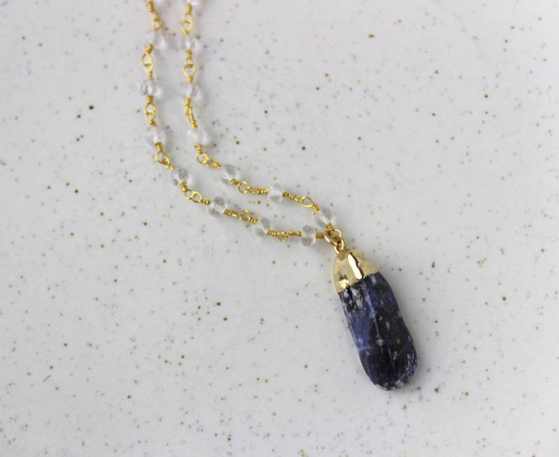 Trommelsteine Sodalithanhänger Mit Bergkristall-Perlen-Kette, Handgemachte Gold Halskette 450357 von TheLionsDenStudio