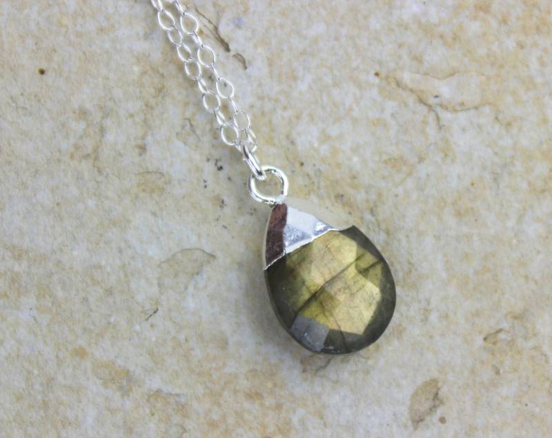 Tropfenförmige Labradorit Briolette Anhänger, Handgefertigt, 16-Zoll-Kurze Silber Halskette 450527 von TheLionsDenStudio