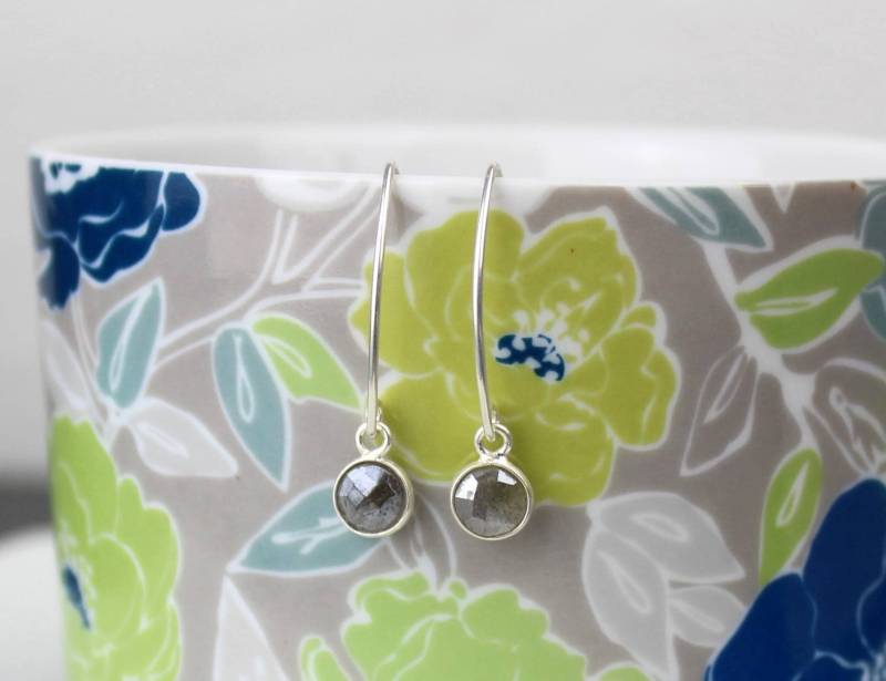 Winzige Runde Labradorit Anhänger Ohrringe, Schlichter Handgemachter Silberschmuck Auf Bestellung von TheLionsDenStudio