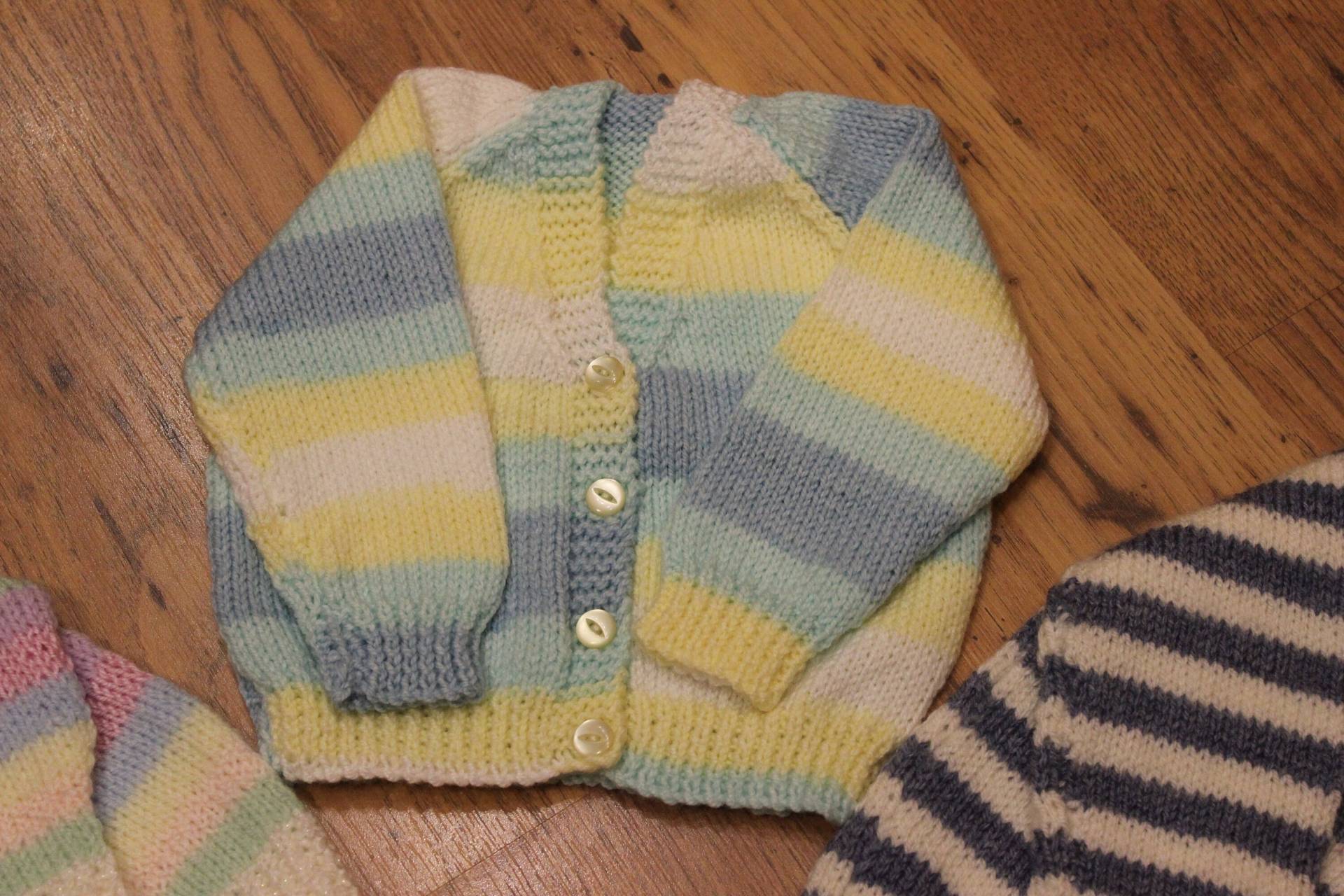 Säuglinge Strickjacken Gelb Blau Regenbogen Handgestrickte Pullover Handgemachte Kinder Originale Säuglinge Strickjacken Gelb Blau Regenbogen Handgestrickte Pullover Handgemachte Kinder Originale von TheLittleBrownBearCo
