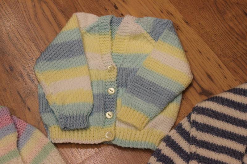 Säuglinge Strickjacken Gelb Blau Regenbogen Handgestrickte Pullover Handgemachte Kinder Originale von TheLittleBrownBearCo