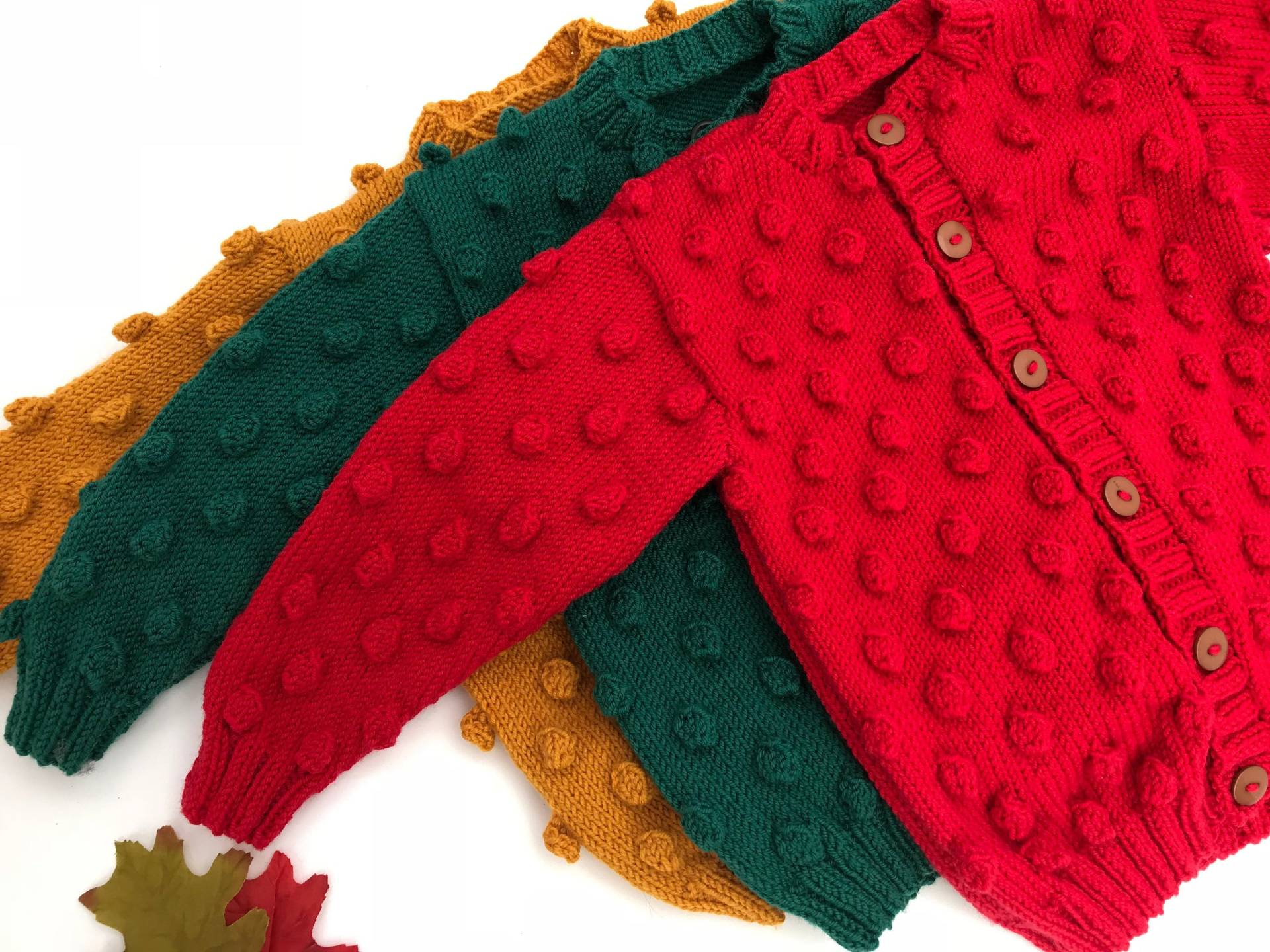 Merino Wolle Baby Bommel-strickjacke Handgestrickter Unisex-Pullover Merino Wolle Baby Bommel-strickjacke Handgestrickter Unisex-Pullover von TheLittleCoverUp