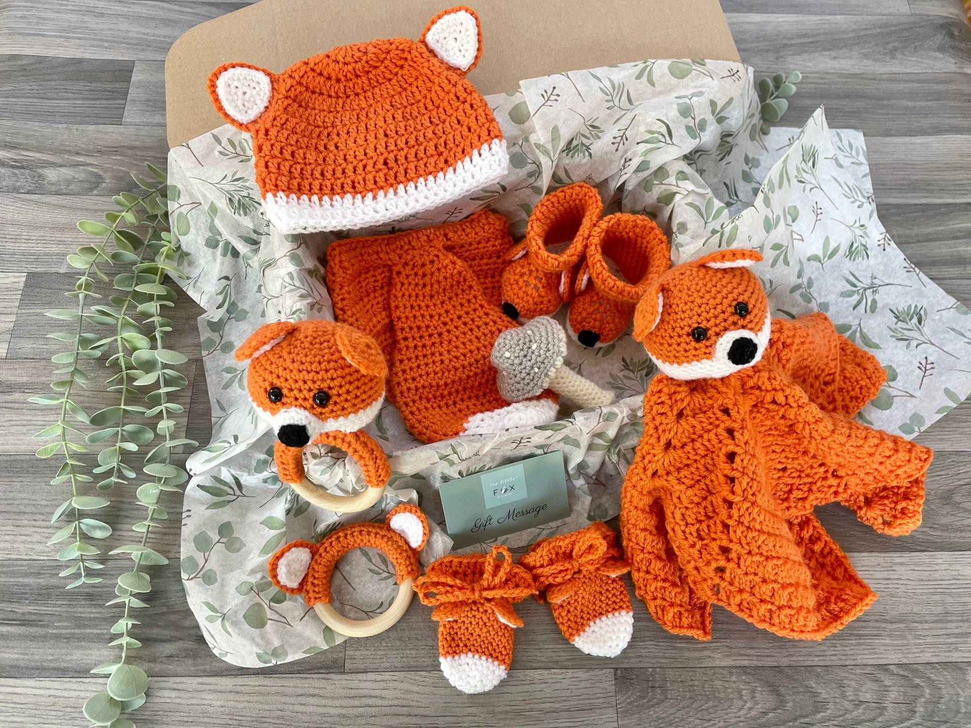 Fuchs Baby Geschenk Set | Waldtier Neugeborenen Outfit Mütze Booties Rassel Handarbeit Gehäkelt Mama Zu Sein Baby-Dusche-Geschenk von TheLittleFoxStore