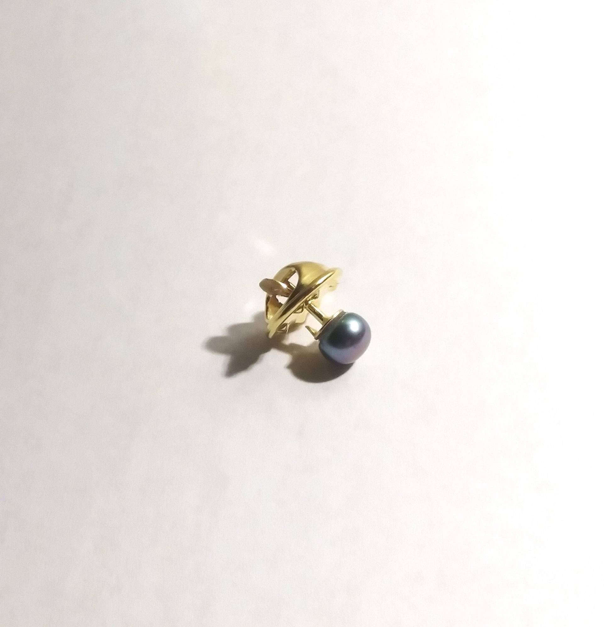 Männer Frauen Kleine Gold Revers Oder Krawatte 6mm Süßwasser Pfau Knopf Perle Formale Brosche von TheLittleJewelTree