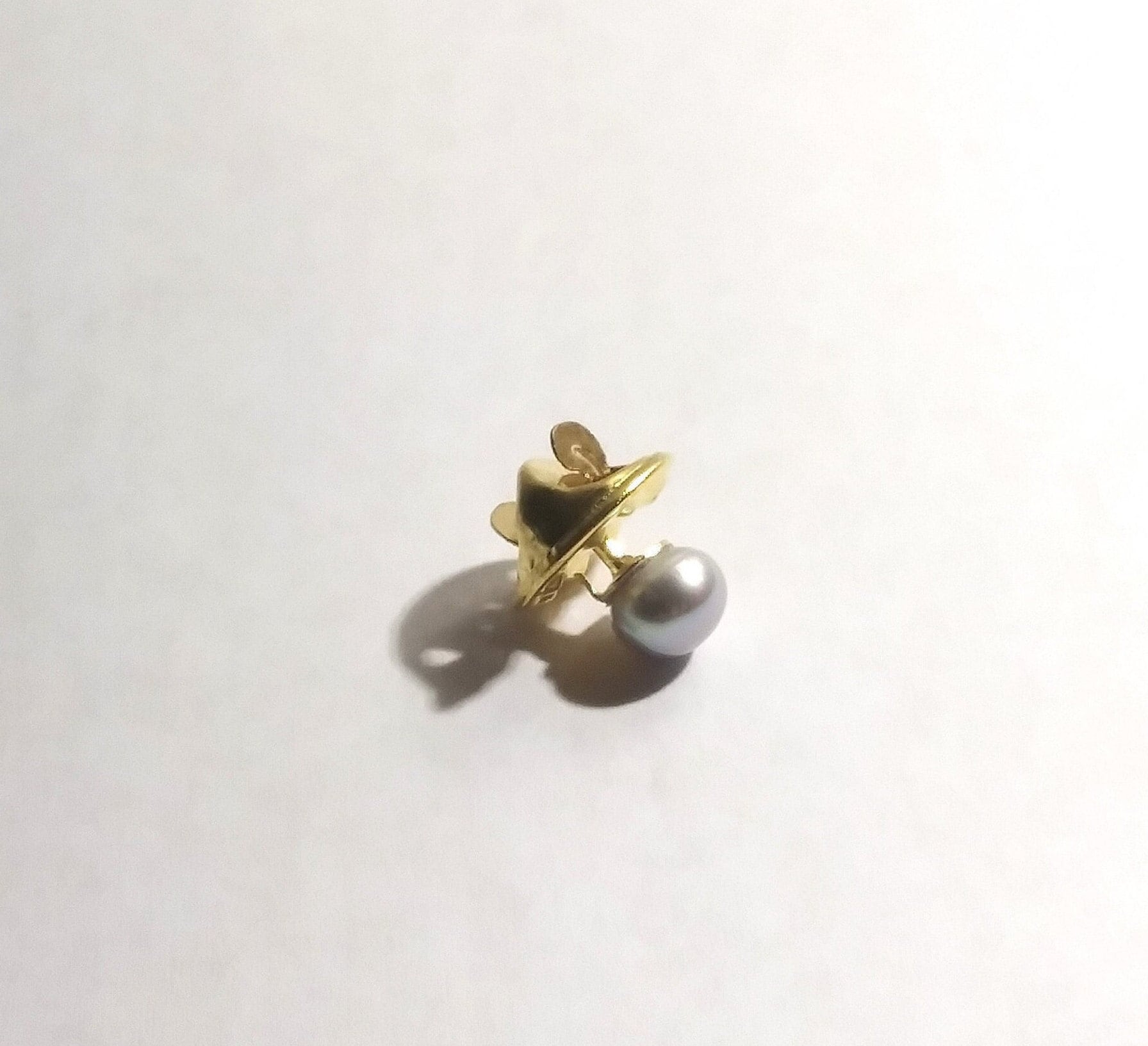 Männer Frauen Kleine Gold Revers Oder Krawatte 6mm Süßwasser Silber Grau Taste Perle Formale Brosche Pin von TheLittleJewelTree