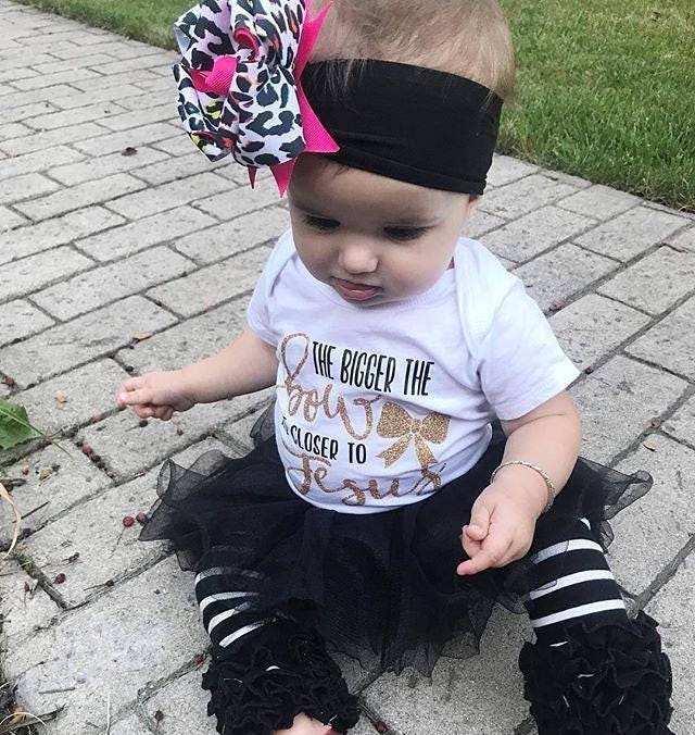 Je Größer Die Schleife Näher Zu Jesus, Lustig Baby T-Shirt, Lustige Kleinkind Tshirt, Body, Baby-Mädchen-Shirt, Großen Bogen Shirt Je Größer Die Schleife Näher Zu Jesus, Lustig Baby T-Shirt, Lustige Kleinkind Tshirt, Body, Baby-Mädchen-Shirt, Großen Bogen Shirt von TheLittleReasons