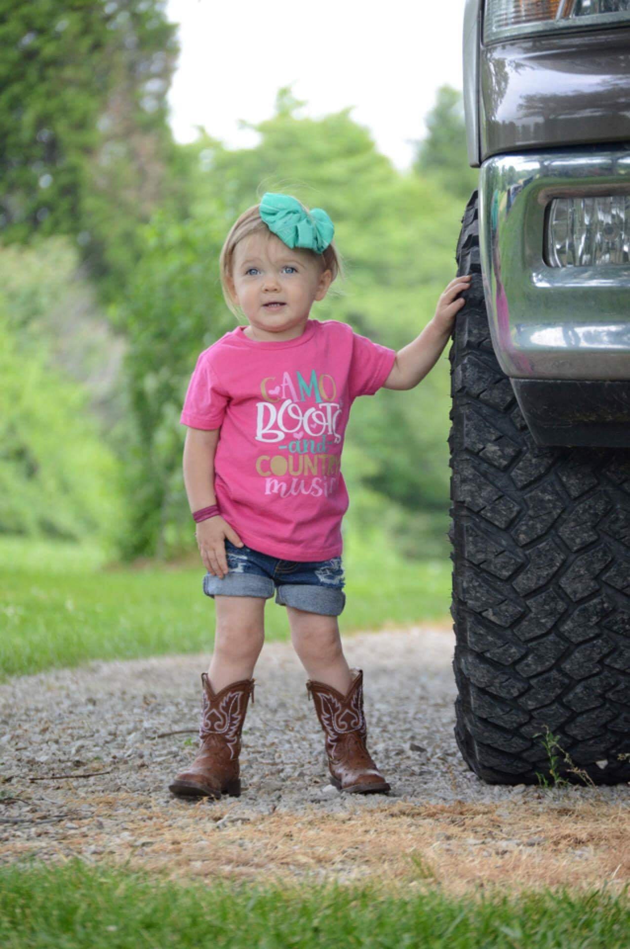 Land-Mädchen-Shirt, Camo, Stiefel Und Country-Musik, Kleinstadt-Mädchen, Kuh-Girl Shirt, Kleinkind Mädchen Kleidung, Lustige Camo Frauen T Shirt von TheLittleReasons