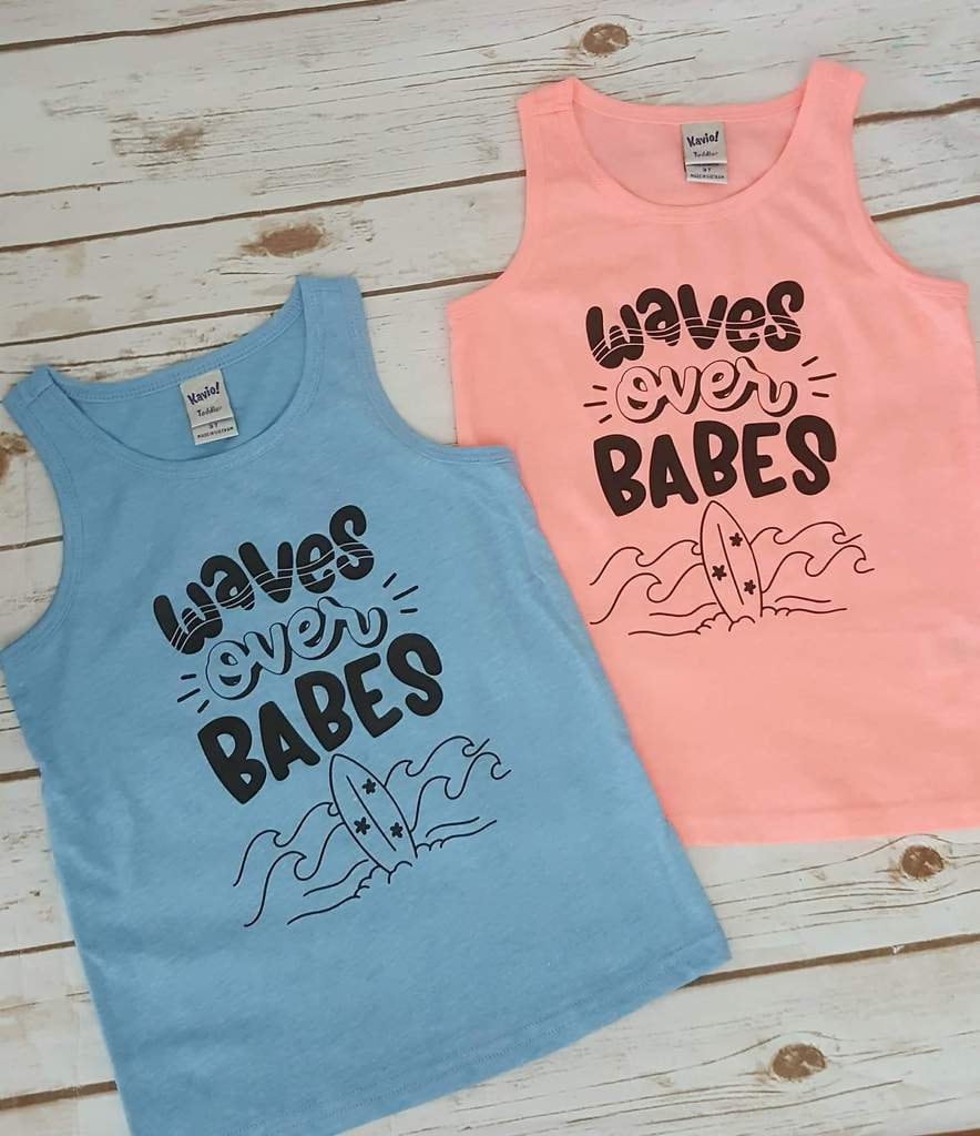 Wellen Über Babys, Sommer Jungen T-Shirts, Lustige Kleinkind-T-stücke, Kleinkind Kinder Hüfte Trendige Shirts Für Jungs, Tank Wellen Über Babys, Sommer Jungen T-Shirts, Lustige Kleinkind-T-stücke, Kleinkind Kinder Hüfte Trendige Shirts Für Jungs, Tank von TheLittleReasons