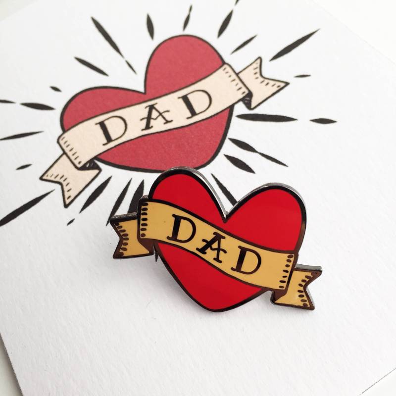 Dad Tattoo Style Emaille Pin | Sailor Jerry Papa Geschenk Vatertag Vater Herz Und Schriftrolle| Matrose Dad Tattoo Style Emaille Pin | Sailor Jerry Papa Geschenk Vatertag Vater Herz Und Schriftrolle| Matrose von TheLittleWingCompany