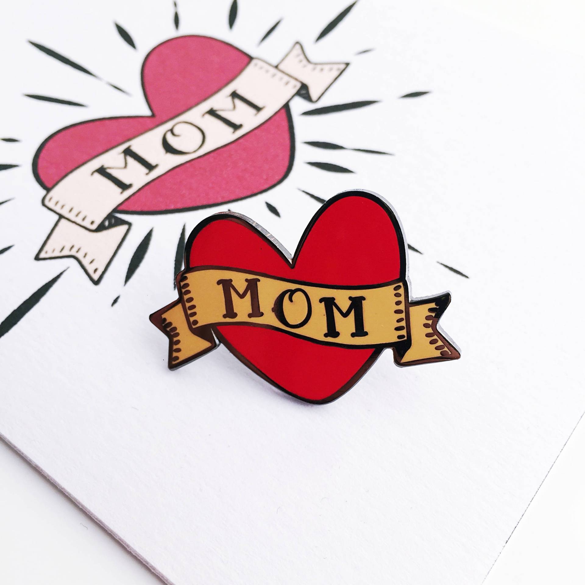 Mama-Tattoo-stil-Emaille-Pin | Sailor Jerry Tattoo Mama-Pin Mama Mama-Tattoo Mutter-Tag Rockabilly Mumie Herz Und Scroll Rock " N Roll Mama-Tattoo-stil-Emaille-Pin | Sailor Jerry Tattoo Mama-Pin Mama Mama-Tattoo Mutter-Tag Rockabilly Mumie Herz Und Scroll Rock " N Roll von TheLittleWingCompany