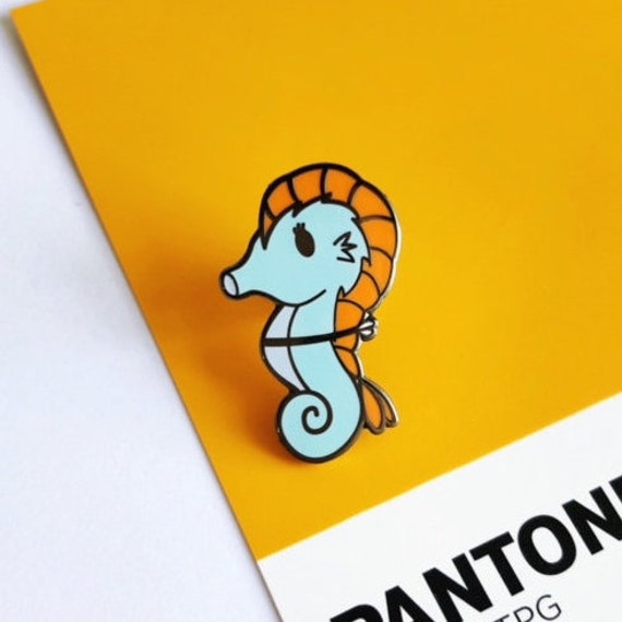Süßer Seepferdchen Sushi Pin | Emaille Anstecknadel Tier Meer Niedlich Ich Liebe Süßer Seepferdchen Sushi Pin | Emaille Anstecknadel Tier Meer Niedlich Ich Liebe von TheLittleWingCompany