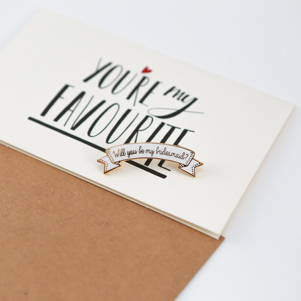 Willst Du Meine Brautjungfer Sein Emaille Pin | Vorschlag Einladung Geschenke Brautjungfern Niedliche Einlädt Willst Du Meine Brautjungfer Sein Emaille Pin | Vorschlag Einladung Geschenke Brautjungfern Niedliche Einlädt von TheLittleWingCompany