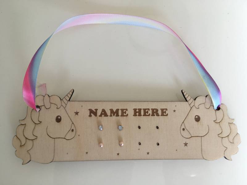 Ohrring Halter Geschenk Mit Einhorn Geformt Ende - Personalisiert Dem Namen Des Empfängers von TheLittleWoodenGift