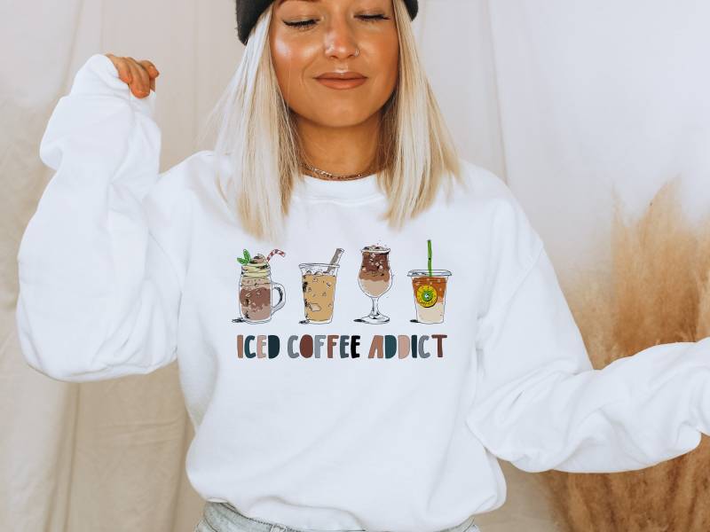 Iced Coffee Sweatshirt Boho Addict Sweater Lustiger Kaffeeliebhaber Pullover Geschenke Unisex Eiskaffee von TheLocalShop1