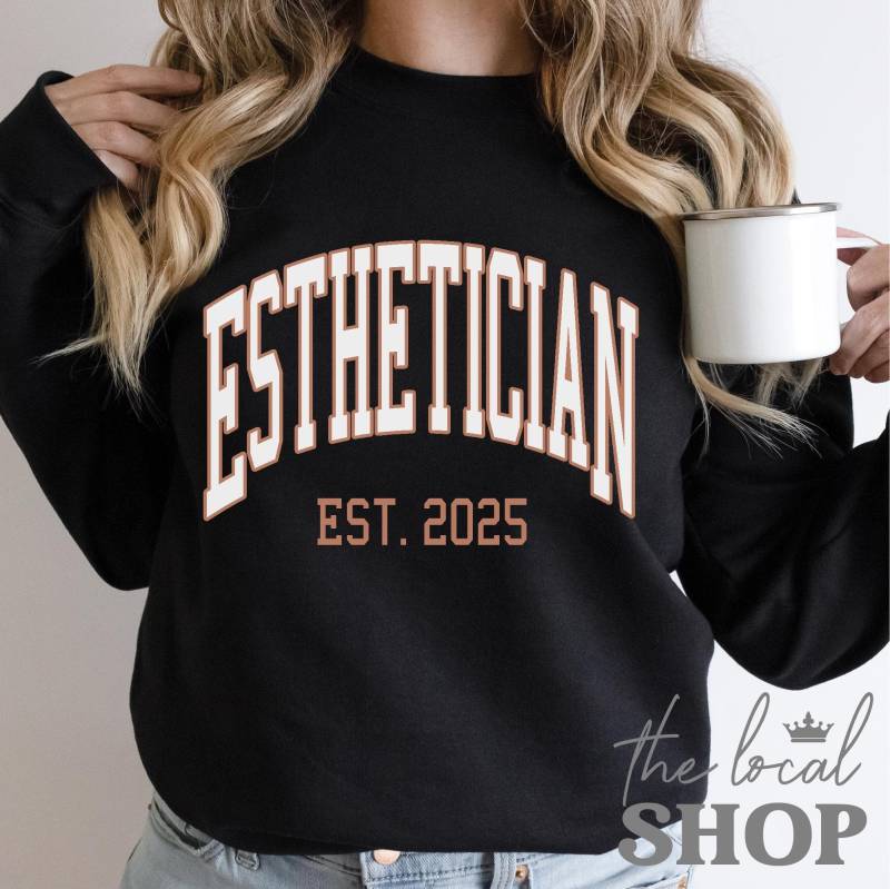 Kosmetikerin Personalisiertes Sweatshirt Benutzerdefinierte Est 2025 Graduierung Pullover Hemd von TheLocalShop1