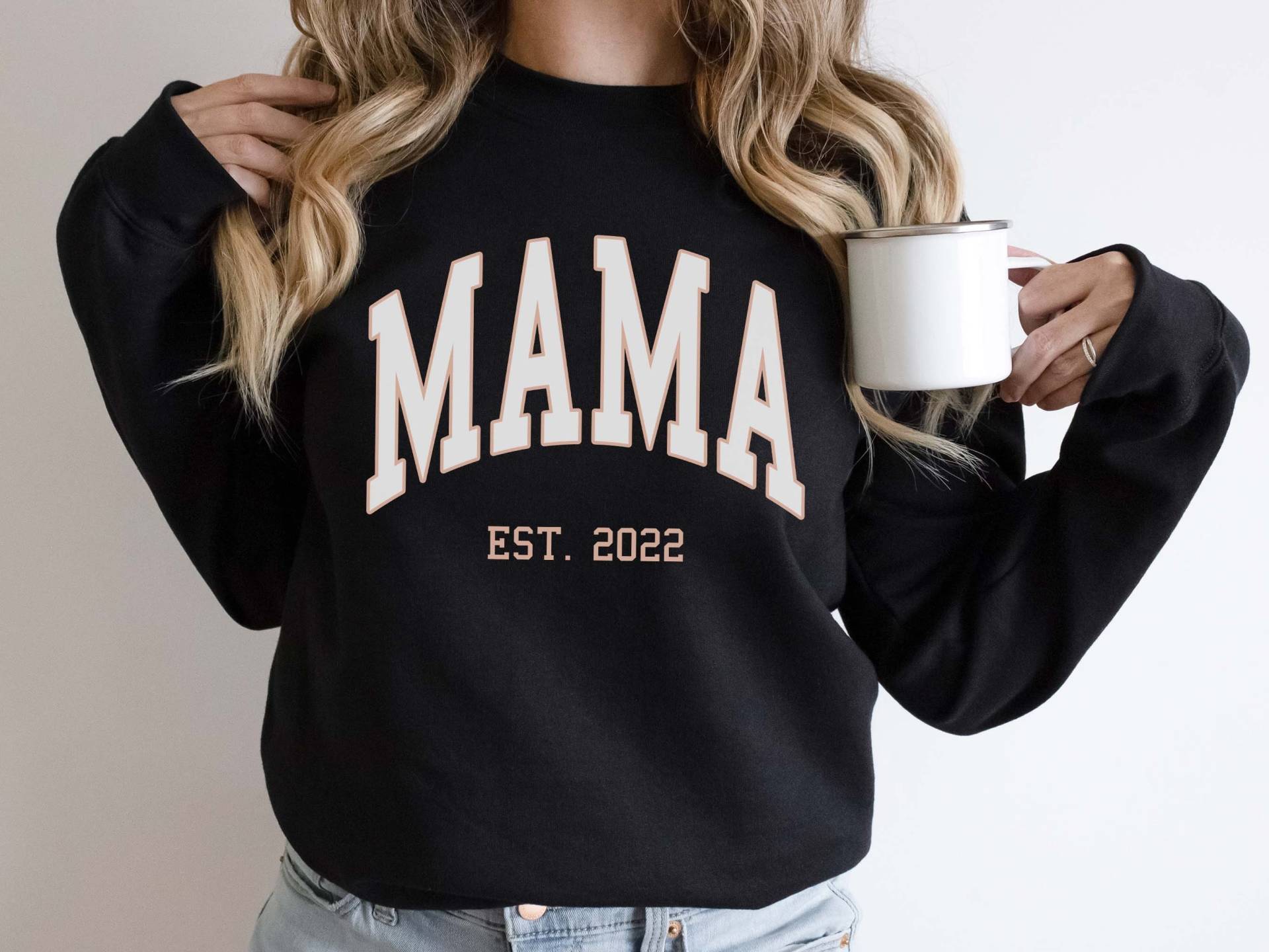 Mama Est. 2022 Sweatshirt New Mom Beige Sweater Muttertag Zu Geschenken von TheLocalShop1