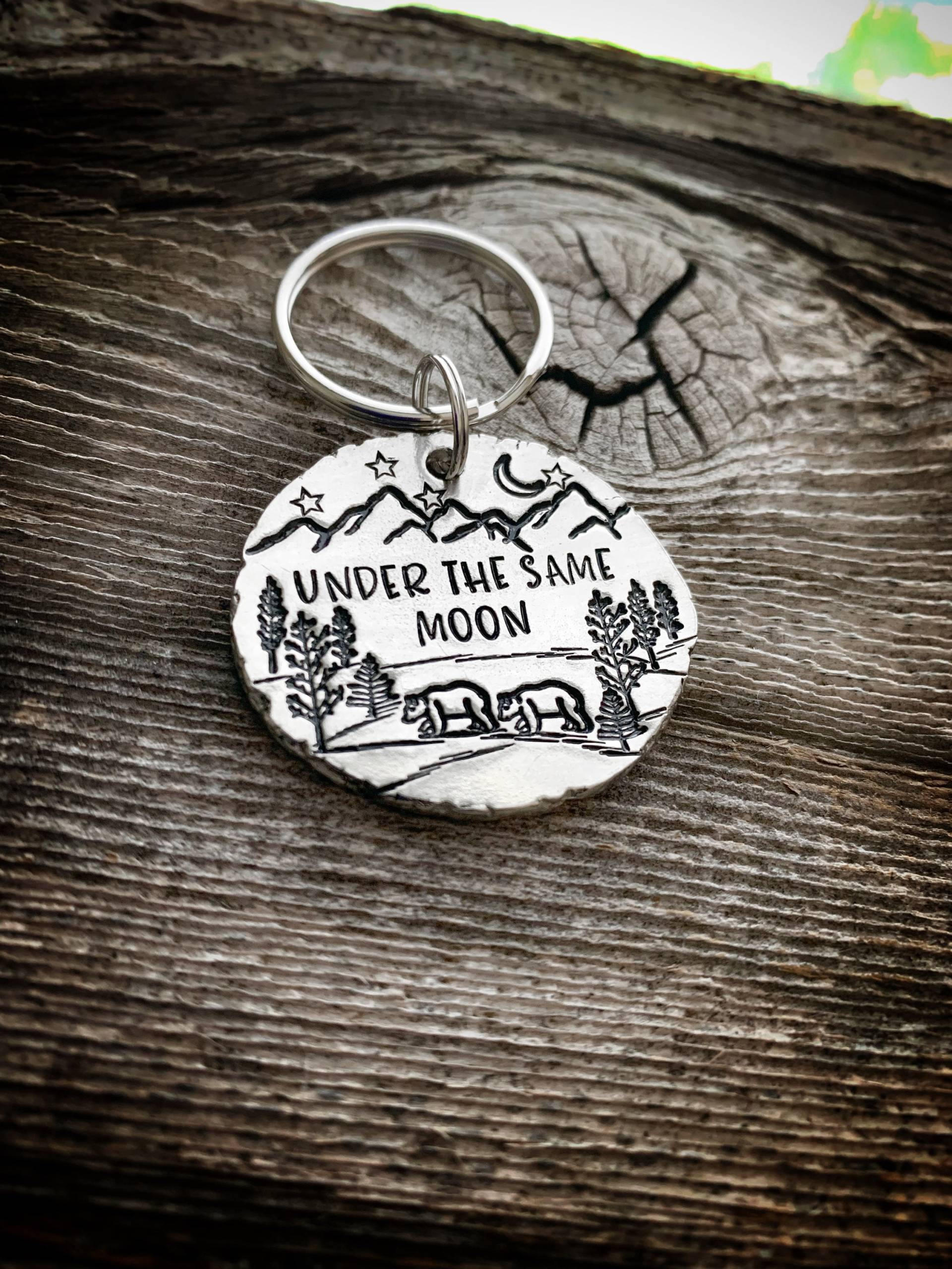Fern Beziehung Geschenk Valentinstag Für Freund Unter Demselben Mond Ihn Sie Bär Keychain Berge von TheLonelyMoose