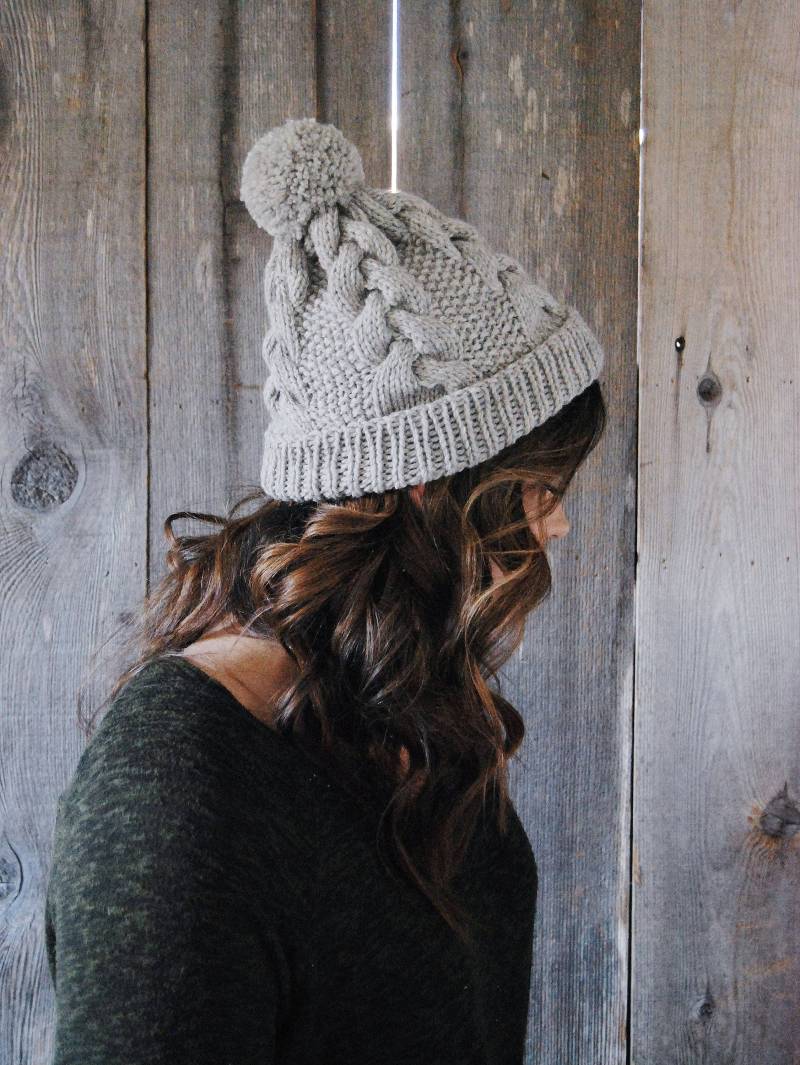 Die Kacey Beanie, Geflochtene Kabel Mit Einer Pom-Pom Die Kacey Beanie, Geflochtene Kabel Mit Einer Pom-Pom von TheLongRoadKnitting