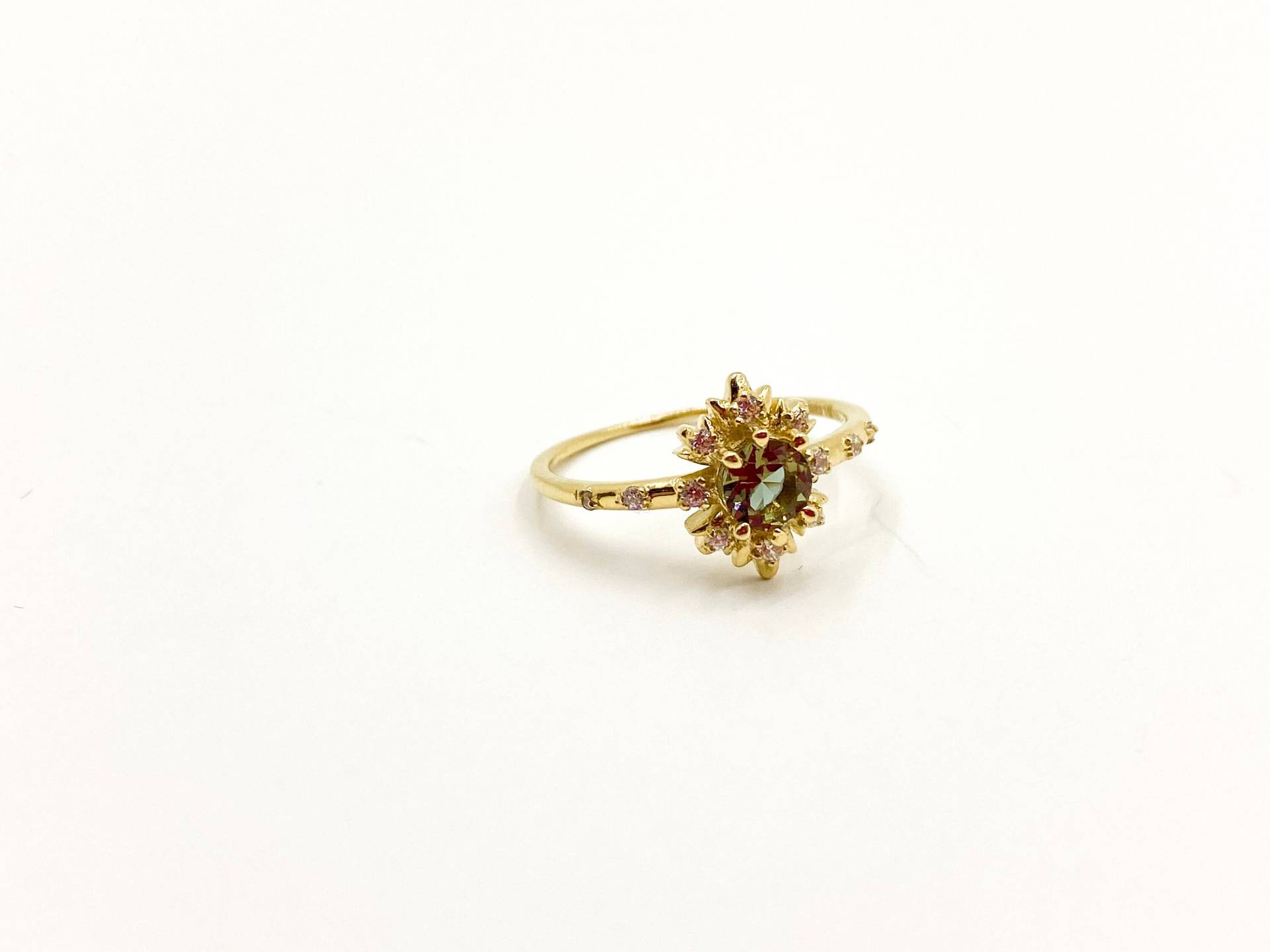 14K Gold Zultanit Ring | Farbveränderungen Stein Zierliche Engagament Goldring Geschenke Für Sie von TheLordOfTheJewelery