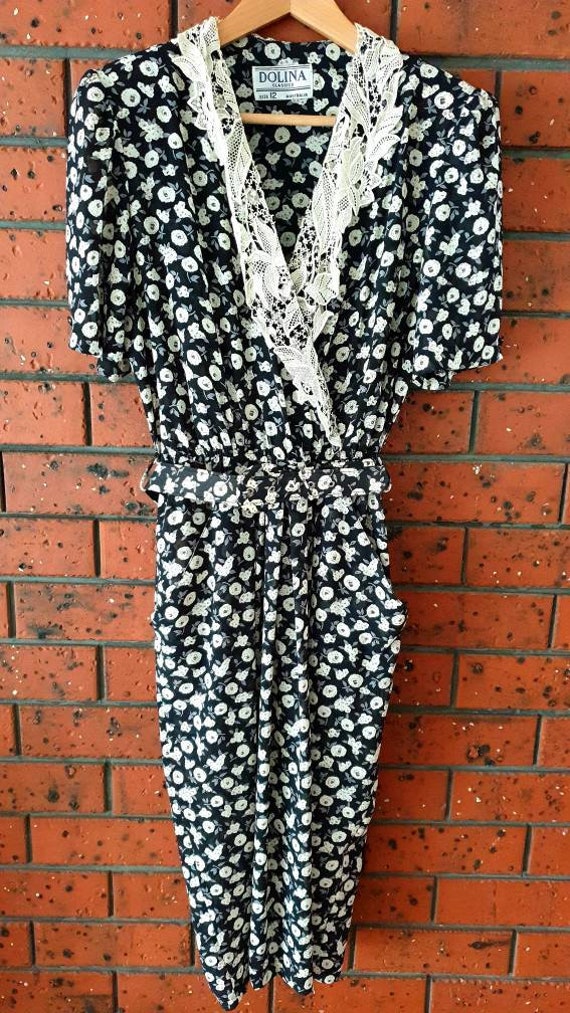 1980Er Bis Neunziger Jahre Blumengurtkleid Mit Schulterpolstern Und Spitzenkragen von TheLostLove
