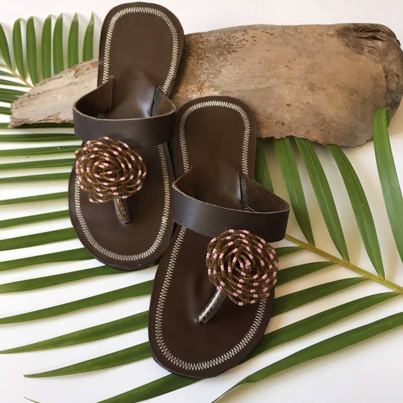 Braunes Leder Handgemachte Handbeaded Rosa Weiße Perlen Sandalen Schuhe Braunes Leder Handgemachte Handbeaded Rosa Weiße Perlen Sandalen Schuhe von TheLotusWave2