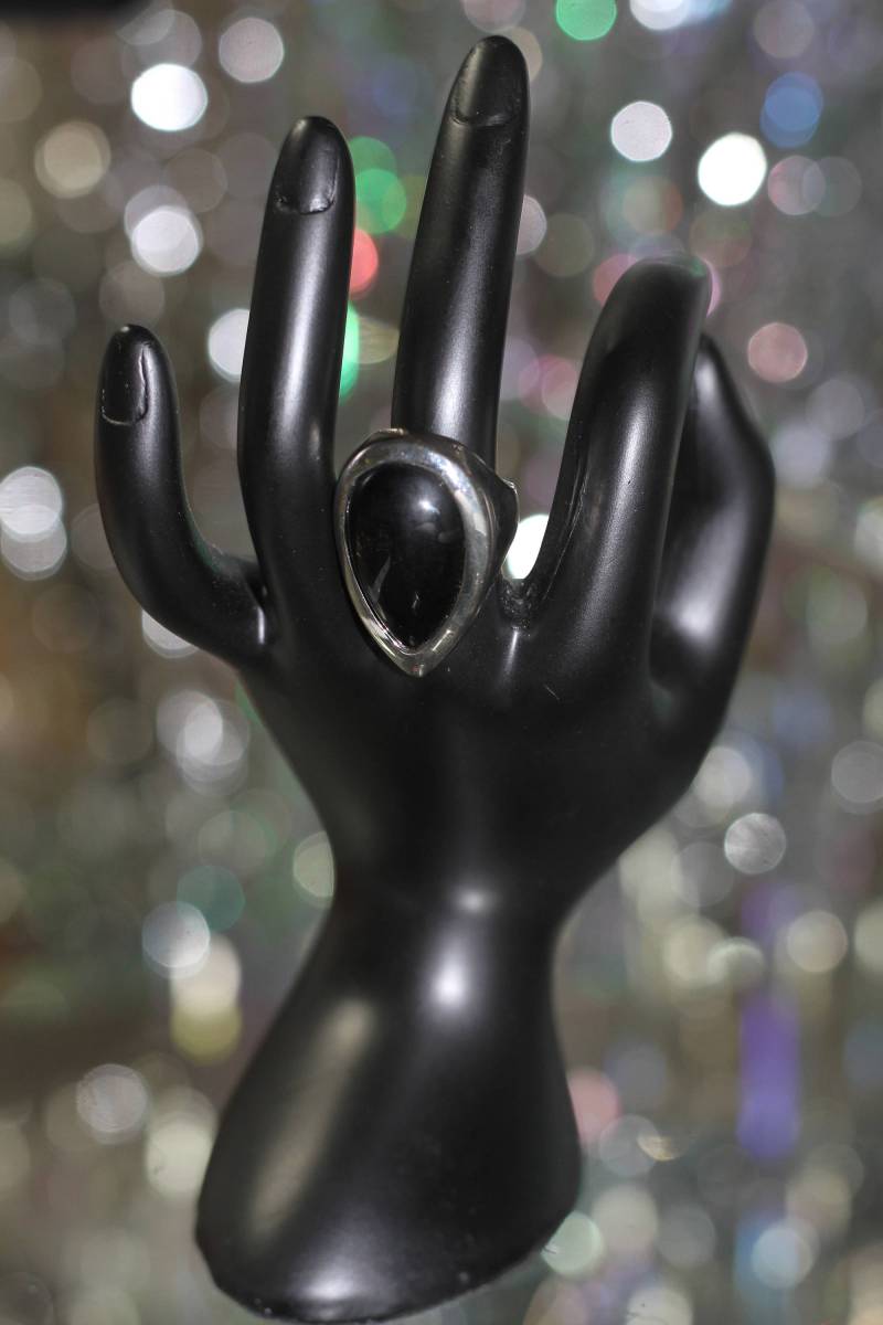 1990Er Silber Schwarz Onyx Stein Ring Größe 5 1/2 1990Er Silber Schwarz Onyx Stein Ring Größe 5 1/2 von TheLoveFashion