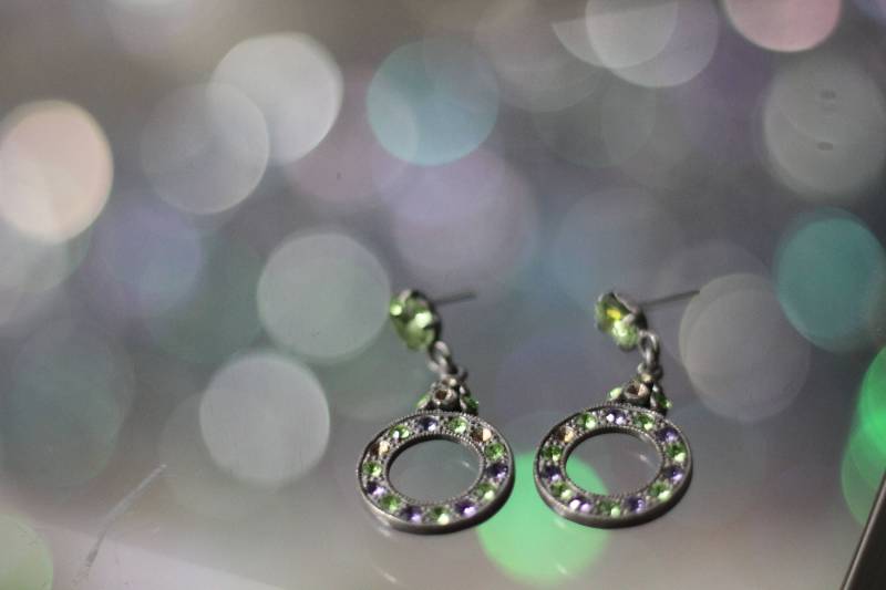 80Er Jahre Grüner Stein Multi Color Runde Ohrringe von TheLoveFashion