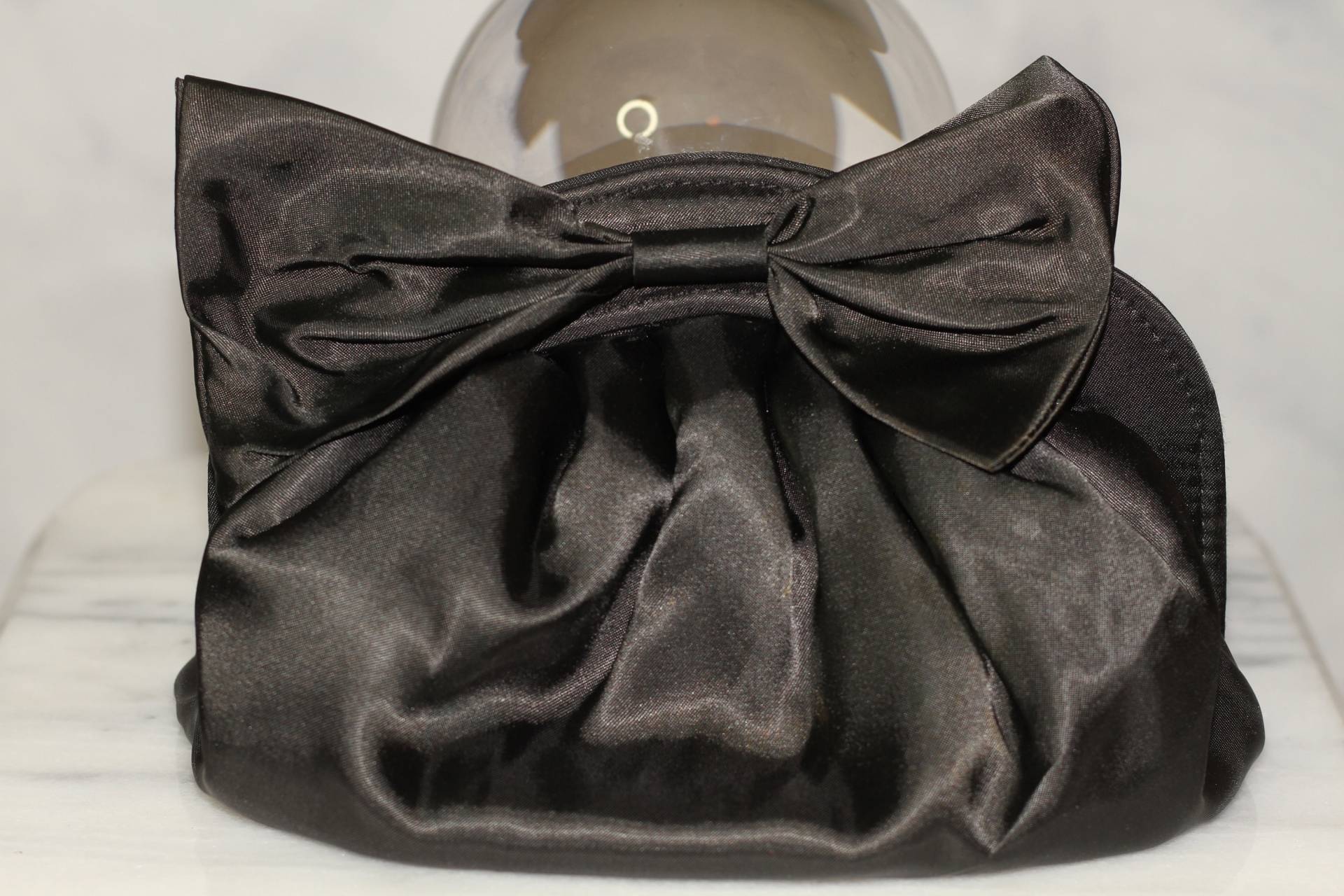 Carolyne Burton Satin Bucket Clutch Handtasche von TheLoveFashion