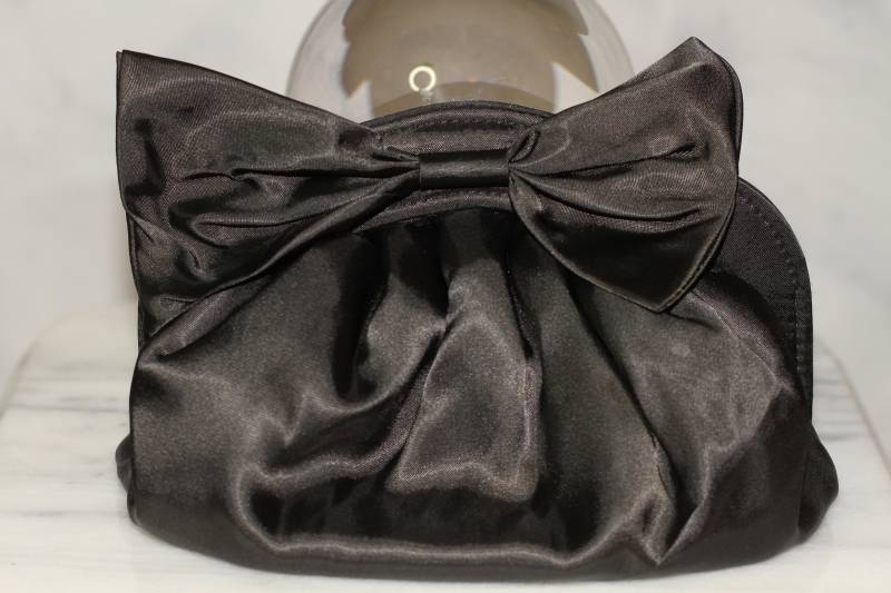 Carolyne Burton Satin Bucket Clutch Handtasche von TheLoveFashion