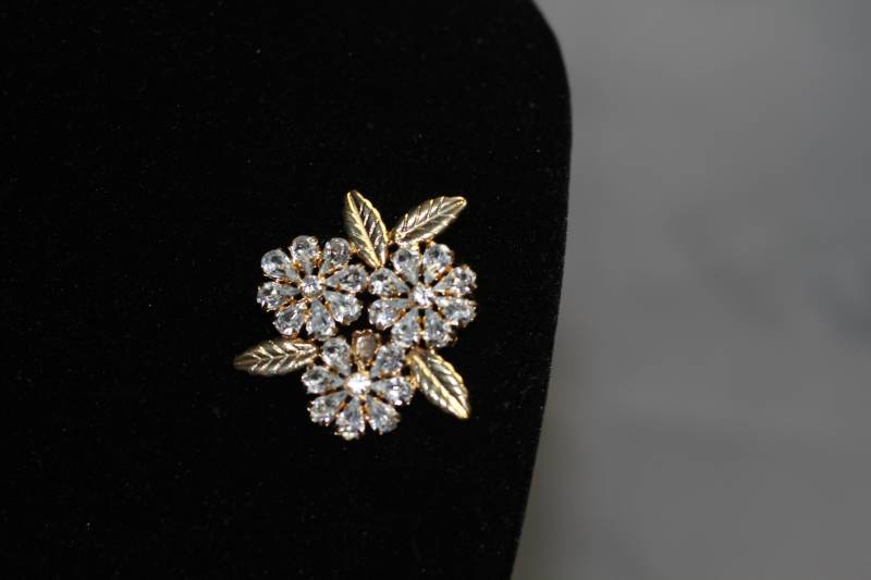 Gold Blumen Brosche von TheLoveFashion