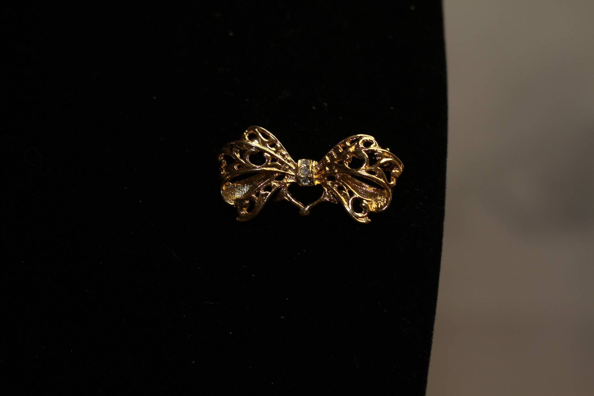 Goldband Brosche von TheLoveFashion