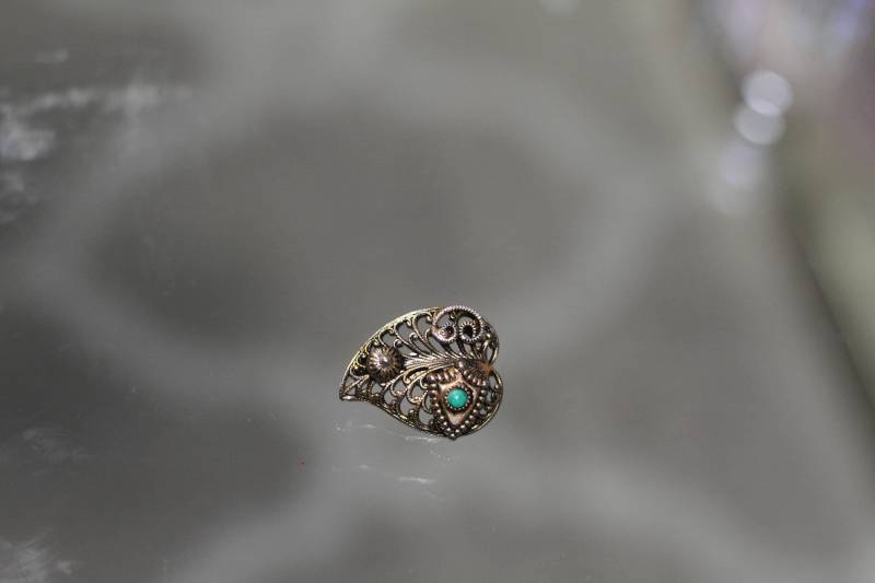 Grüne Stein Herz Brosche von TheLoveFashion