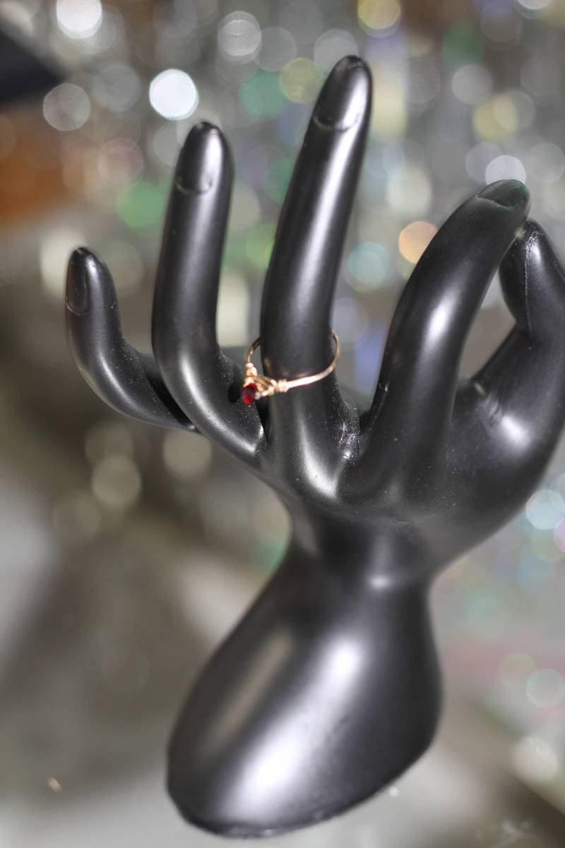 Handgemachte Gold Draht Ring Mit Roten Stein Größe 5 1/2 Handgemachte Gold Draht Ring Mit Roten Stein Größe 5 1/2 von TheLoveFashion