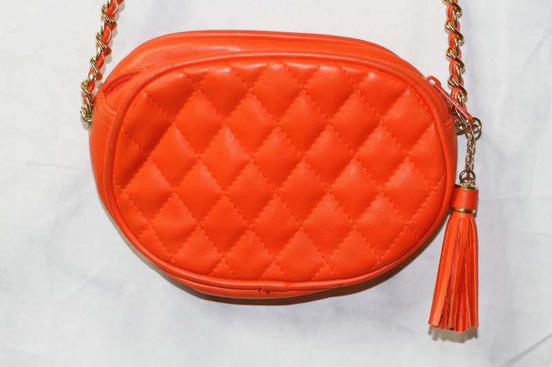Orangefarbene Leder Handtasche Mit Gold Kette von TheLoveFashion