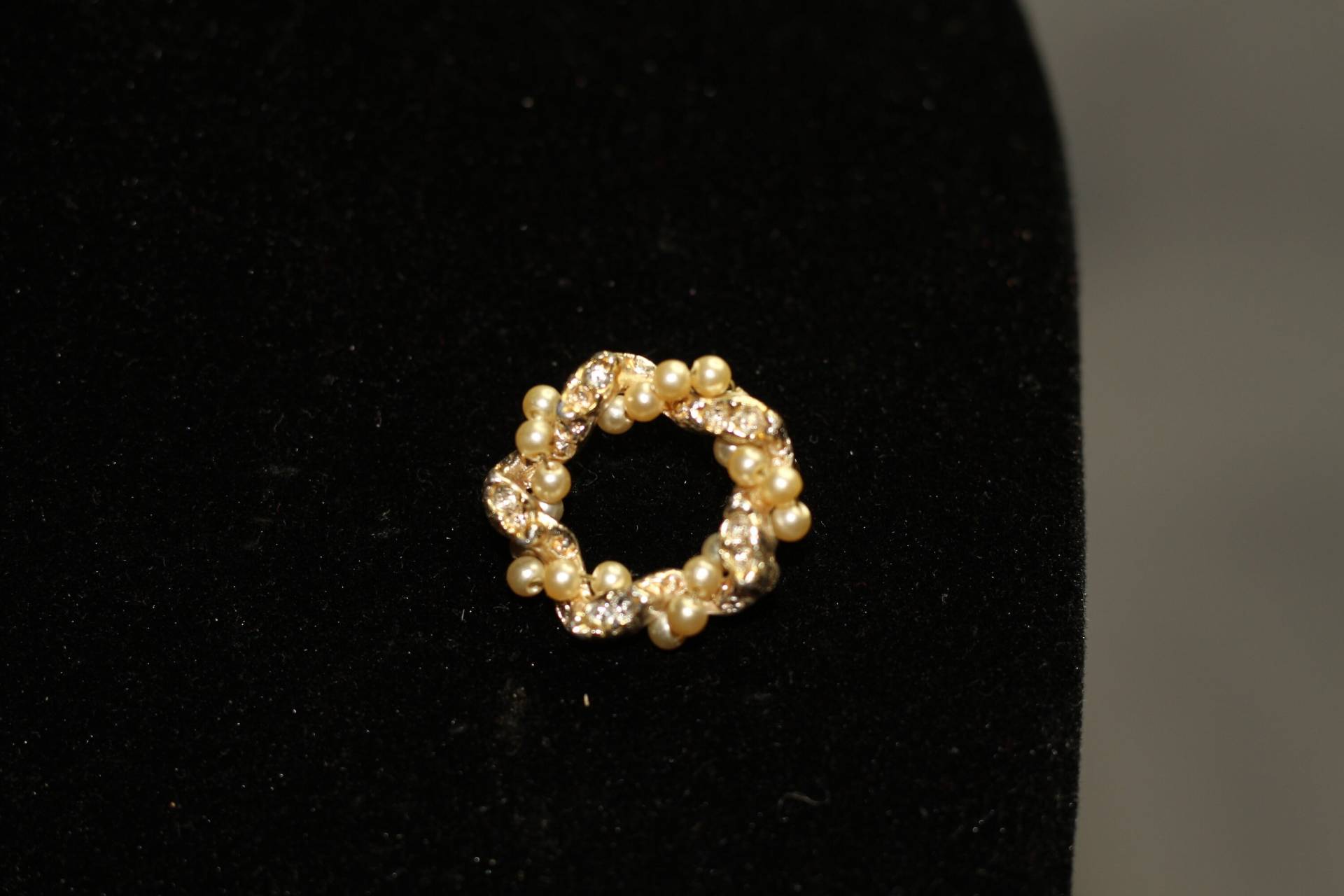 Perle Gold Runde Brosche von TheLoveFashion