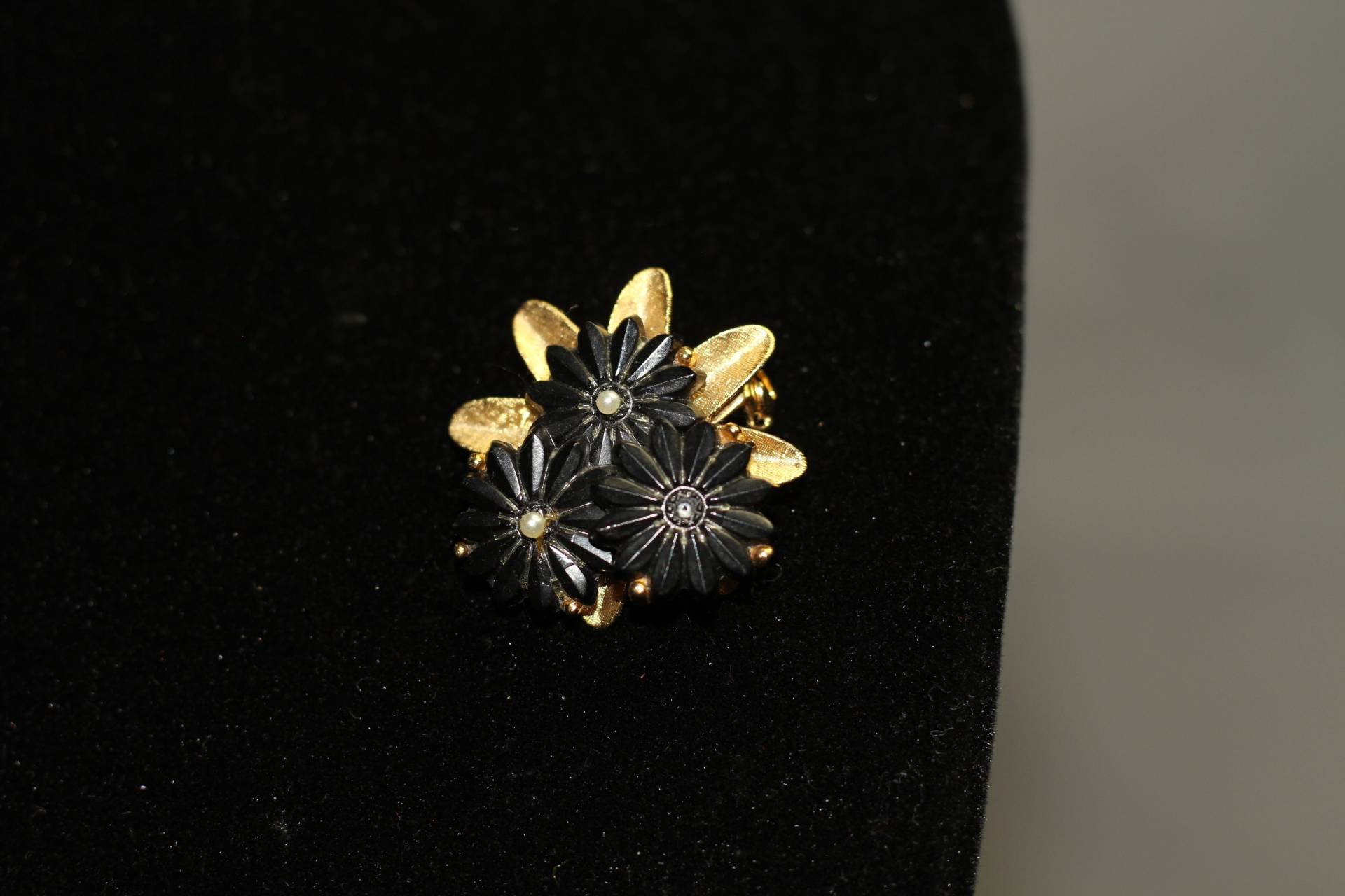 Schwarz & Gold Blumen Brosche von TheLoveFashion